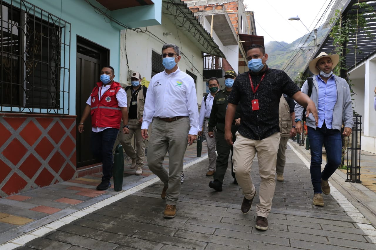 Gobernador E De Antioquia Visit El Municipio De Peque Para Constatar